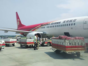 Baggage towing tractor